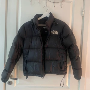 North face jacka - Säljer denna North Face jacka i storlek S. Den vanliga populära modellen! Inga hål eller liknande, loggan har dock en liten fläck som syns på tredje bilden men absolut inget man märker av! Så så fin jacka men har tyvärr blivit aningen för liten💘💘💘