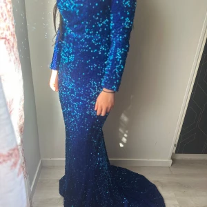 Blå festklänning💙 - Säljermin festklänning då den inte är till användning har bara haft på mig den  några timmar super fin och bekväm klänning 💙 köpte den för 589kr men säljer den för 480 pris kan diskuteras vid snabb affär. Obs står tyvärr inte för frakt.