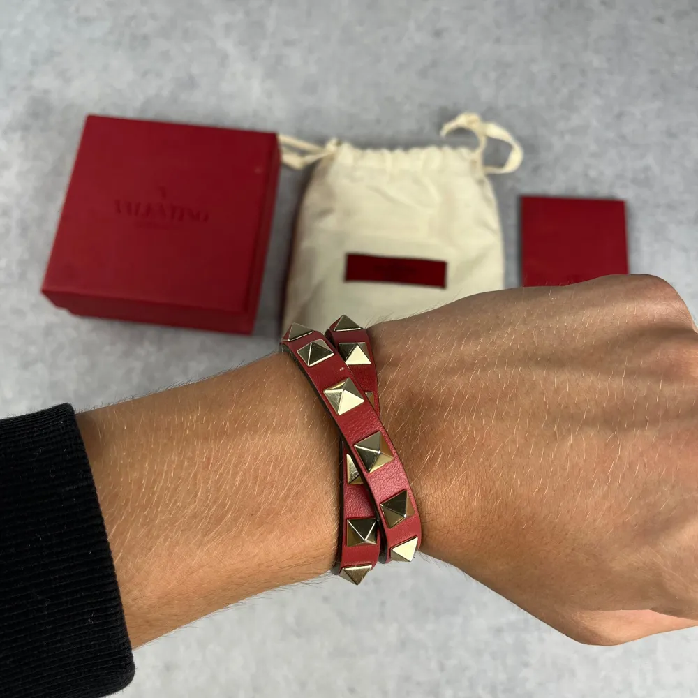 Valentino rockstud bracelet | Skick: 9/10 | Storlek: Unisex (onesize) | Nypris: 3085 | Pris: 1700 | Tillbehör: Box, dustbag k& äkthetskort | Fraktar via postnord på köparens bekostnad | Hör av dig vid minsta fråga eller fundering. Accessoarer.