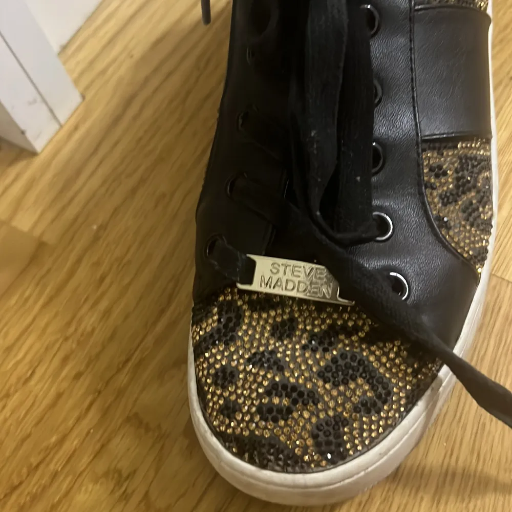 Har bara använts en gång helt nya o fräscha Steve maddens glittriga leopard printiga skor,pris diskuteras . Skor.