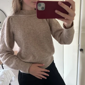 Beige stickad tröja - Säljer en supermysig beige stickad tröja med puffiga ärmar från Neo noir. Tröjan är i storlek xs men passar s. Perfekt nu till hösten och vintern. Väl men varsamt använd så fortfarande i fint skick.(skriv för fler bilder) säljer för 250 kr+frakt🩷🩷priset kan diskuteras🥰 