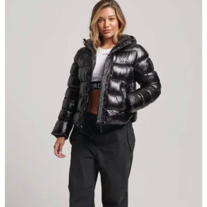 Svart superdry jacka - Använd fåtal gånger förra vintern, säljer pga att den är för stor, skriv om du vill ha fler bilder💕köpt för 1000 kr, säljer för 500