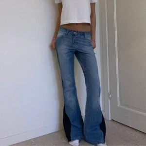 Supersnygga jeans!  - Så coola jeans men kommer tyvärr inte till användning längre🦋 Köpte på Plick så vet inte märket men de har inga defekter. De är mid/low Waist och långa i benen! De går ner till marken på mig som är 175⭐️