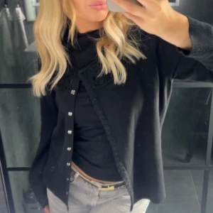 Kofta  - Fin kofta med broderat runt halsen, sjukt fin och knappt använd!! 🤩🙌🏻