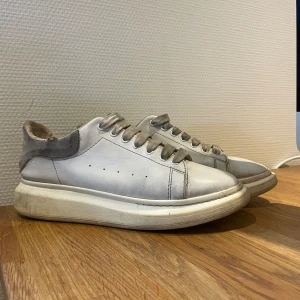 Alexander mcqueen skor - Säljer ett par riktigt snygga skor från Alexander mcqueen, skicket är sådär där av priser, självklart äkta🙌🏻