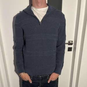 Halfzip  - Tja säljer nu denna tvär fetta dressman halfzipen som är i storlek small. Skick 10/10 