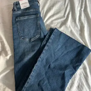 Från pull & bear, helt oanvända endast testade! Skulle sy ner dem och det tog alldeles för lång tid för att skicka tillbaka dem sen när dem fof inte passade!