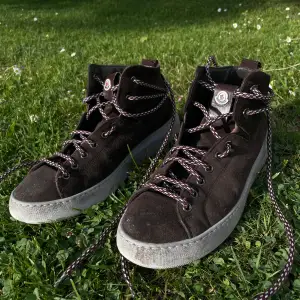 Säljer mina bruna Moncler sneakers. Perfekta till hösten/vintern. Bra skick! Nypris ca 5000kr