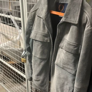 Mockajacka Human Scale - Säljer en mockajacka i fint skick. Äkta mocka, nypris 3000kr