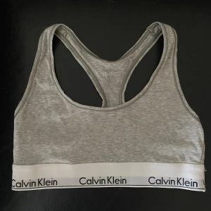 Grå sport-bh från Calvin Klein - Grå sport-bh från Calvin Klein. stl M men mer som S använd 1-2 ggr, dock ej på träning 💞