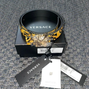 Versace bälte kids storlek  - hej! säljer nu mitt helt nya versace bälte oanvänd  storlek (L) i barn storlek!