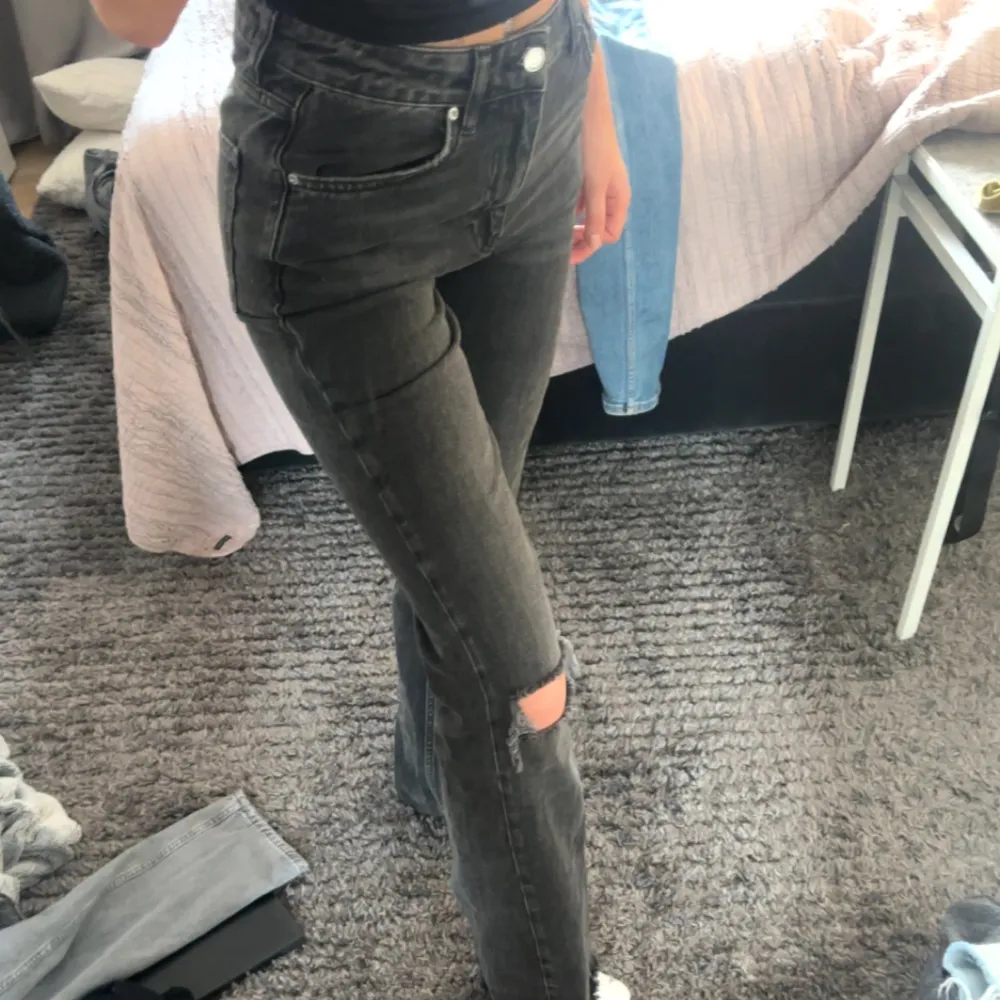 Midwaist jeans tall från Gina Tricot. Använda Max 3 ggr och kommer inte till användning. Perfekt passform och lite för långa på mig som är 168. Skriv för minsta lilla fundering 💞. Jeans & Byxor.