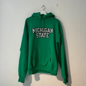 Michigan state champion hoodie - Säljer denna Michigan state hoodie från CHAMPION i storlek M, fint skick, köpare står för frakt 