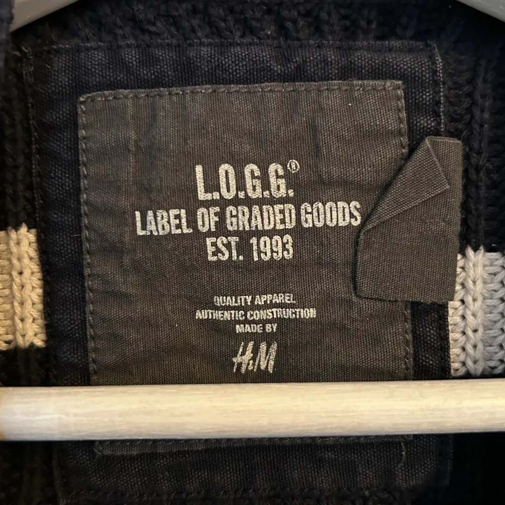 supersnygg randig stickad tröja från h&m som passar perfekt nu till hösten!💞🍂 bra skick, säljer för att den inte är min stil längre. pris går att diskutera!. Neuleet.