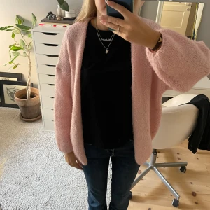 Stickad kofta - Säljer min jättefina kofta från Lindex som är använd två gånger. Säljer pga kommer inte till användning.❣️