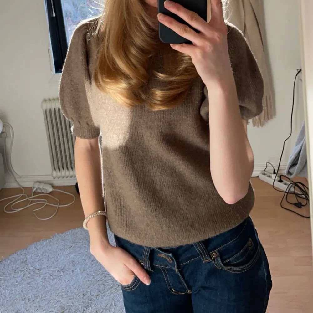 Stickad t-shirt från veromoda i storlek s. Lite nopprig! Köp gärna via ”köp nu”🌸. Neuleet.