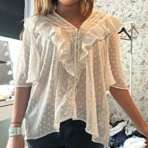 Zara blus - Jätte söt zara blus säljer då den är förstor och lite trasig 💖