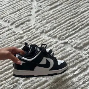 Säljer mina Nike panda dunk low retro, ingen användning av de därav säljer jag de använda Max 3 gånger och är så gott som nya 🩷 Väldigt normala i storleken 💕