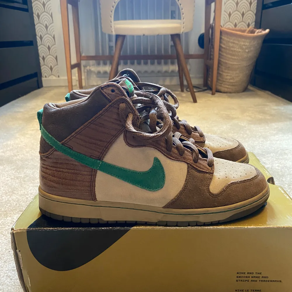 Ett par väldigt sällsynta Nike Dunk high Wood deck från 2007.  Väldigt sparsamt använda och i bra skick. Börjar bli glapp mellan sulan och skon men det fixas enkelt hos en skomakare eller hemma med rätt sko lim.  Skick 9/10 med tanke på ålder.  OG . Skor.