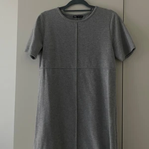 Höstklänning Zara  - Vardagsklänning för höst/vinter från Zara. Oanvänd. Strl L men liten så passar M. Köpare står för frakt alt kan mötas i Göteborg.