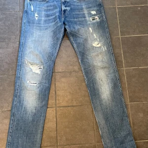 Replay jeans - Ett par jätte snygga replay anbass jeans i färgen blå. Skick 9 av 10 perfekt skick. Använda 3 gånger. Nypris 1799. Storlek 33 herr. Bara att skriva ifall ni har frågor! 