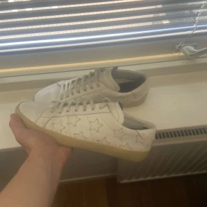 Saint Laurent skor - Säljer dessa asfeta ysl skor med stjärnor i storlek 43. Inget og tillkommer men skorna generellt skick är bra. Hör gärna av dig om eventuella frågor.