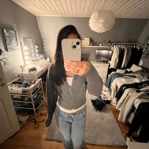 Grå stickad - Jätte fin grå stickad tröja med dragkedja från Zara! Tröjan är helt ny och aldrig andvänd med prislapp kvar!😚💓