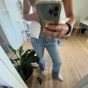 Lågmidjade jeans - Så snygga lågmidjade ljusblåa jeans! Lånade bilder av förra ägaren❤️ Innerbenslängden är 76cm och midjemåttet är 38cm