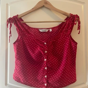 Söt sommar topp - Säljer denn jättesöta röda sommar topp i stolek 38 från & other stories men skulle säga att den är 36/S.