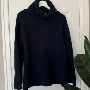 Cashmire tröja  - Säljer denna superfina marinblåa cashmere och ull tröjan från H&M exklusive i storlek S. Perfekt till hösten, nypris 1499k 