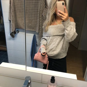 Stickad tröja  - En jätte fin skickad tröja från hm som tyvärr inte kommer till användning. Den är använd ett få tal gånger så den är nästan i ny skick! 