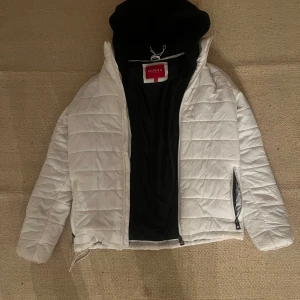 Guess Puffer jacket - Den är väldigt bra skick 9/10 har bara använts 3 gånger. Storlek M samt har en hoodie på den som man kan ta av 