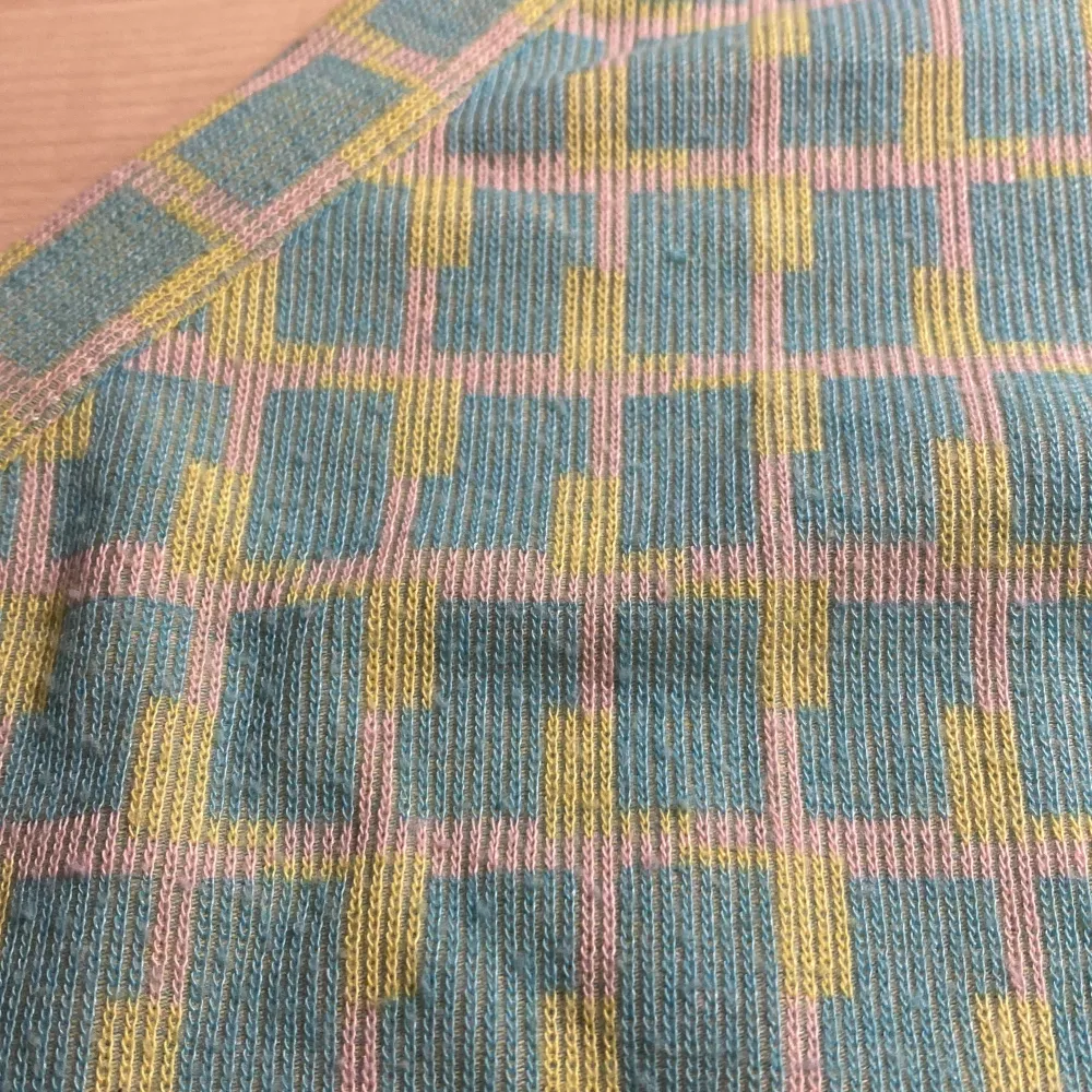 En färgglad finstickad sommartopp med öppen rygg från Zara. Croppad. I fint skick! Enda defekten är att den har små noppror.. Yläosat.