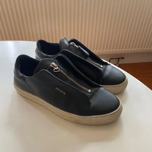 Arigato skor - Säljer ett par av mina gamla arigatos som inte har varit använda på ett tag. Men fortfarande väldigt bra skick. Det ända är att en läder detalj har ramlat av på högra skon😃för mer frågor och bilder skicka en dm! 