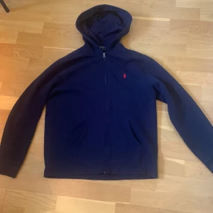 Polo Ralph lauren zip hoddie mörkblå/marinblå. stl M-L bra skit 9/10 bara andvänd några gånger. - Polo Ralph lauren zip hoddi stl M-L bra skit 9/10 bara andvänd några gånger.