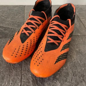 Fotbollsskor - Adidas preditor! Hyfsat använda! Pris kan diskuteras!! Skriv för fler frågor eller bilder! US size: 11!