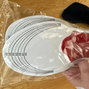 Sulor - Justeras och klipps efter just din storlek. Helt nya oanvända! Perfekt om du är plattfotad så får du extra stöd och inte ont i fötterna om du står och går mycket! Rekommenderar!  Både för män och kvinnor. Går att tvätta.