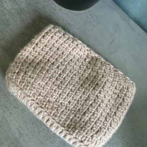 Virkad necessär  - Virkad necessär med innefoder och knapp.  Storlek 13x16 cm