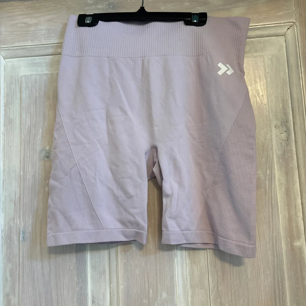 Träningsshorts i puderrosa från lager 157. Stretchiga. Knappt använd, fint skick. Fler bilder vid förfrågan!. Sportswear.