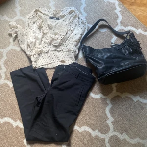 En hel outfit❤️ - Hela setet i ett😃 kostymbyxor strl 36 från stockh lm blus xs bikbok äkta läder väska Allt gör 500❤️ kolla även andra av mina set outfit😃