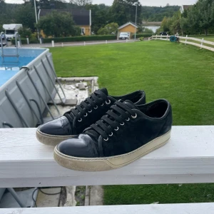 Lanvin skor - Tja säljer nu mina riktigt feta Lanvin skor i färgen svart i storlek UK6 som motsvarar strolek 41, dem är i hyfsat skick därmed priset, skriv om ni har några frågor eller funderingar 