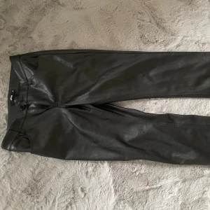 Skinnbyxor från bikbok - Använda några få gånger 