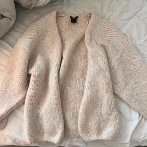 Lindex kofta - Slutsåld Lindex kofta som är i nyskick och knappt nopprig. Köpt en vecka sen men är liten för mig.