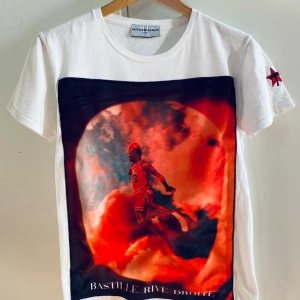 Bastille window air tshirt strl S - Bastille tshirt vit med tryck  Strl S Inköpt i auktoriserad fysisk butik  