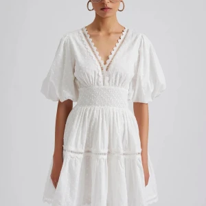 By malina Elvira v-neck mini dress - By Malina Klänning Elvira V-neck Mini Dress i storlek S🥰 inga fläckar alls, endast använd en gång på studenten så toppskick!!