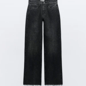 Zara Glitter jeans - Zara jeans modellen: jeans TRF Använda kanske en gång, tyvärr för små och var lite lat för att skicka tillbaka hehe Men verkligen jätte fina jeans med rhinestones  Ny pris 399kr