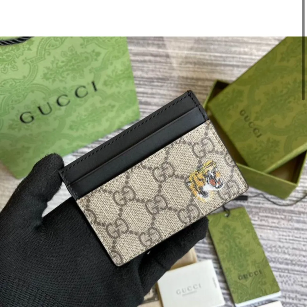 Säljer en gucci korthållare som är i bästa kvalitet.  Skriv om ni har funderingar. . Accessoarer.