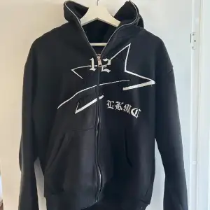 Säljer min full zip Hoodie då den har blivit för liten och inte används. Köpte den för 1100 kr och den är limited edition men lägger ut den för 600 då jag vill bli av med den snabbt. Skick 8/10