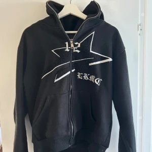Lukamachain full zipp hoodie  - Säljer min full zip Hoodie då den har blivit för liten och inte används. Köpte den för 1100 kr och den är limited edition men lägger ut den för 600 då jag vill bli av med den snabbt. Skick 8/10