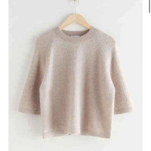 & other stories tröja - Beige tre kvarts tröja från & other stories. Bra skick. Nypris 790kr.